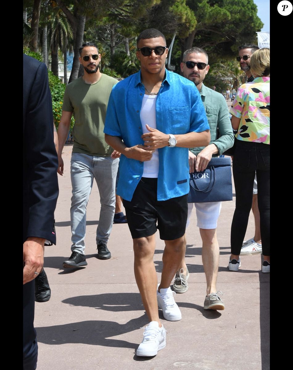 Kylian Mbappé se promène sur la croisette lors du 75ème Festival International du Film de Cannes, France, le 25 mai 2022.