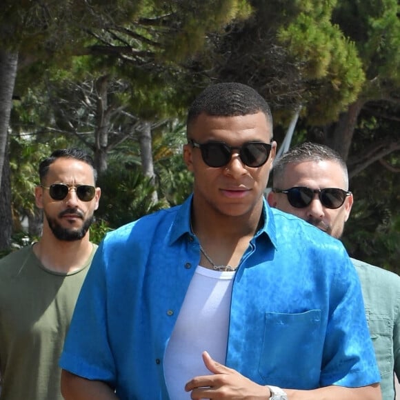 Kylian Mbappé se promène sur la croisette lors du 75ème Festival International du Film de Cannes, France, le 25 mai 2022.