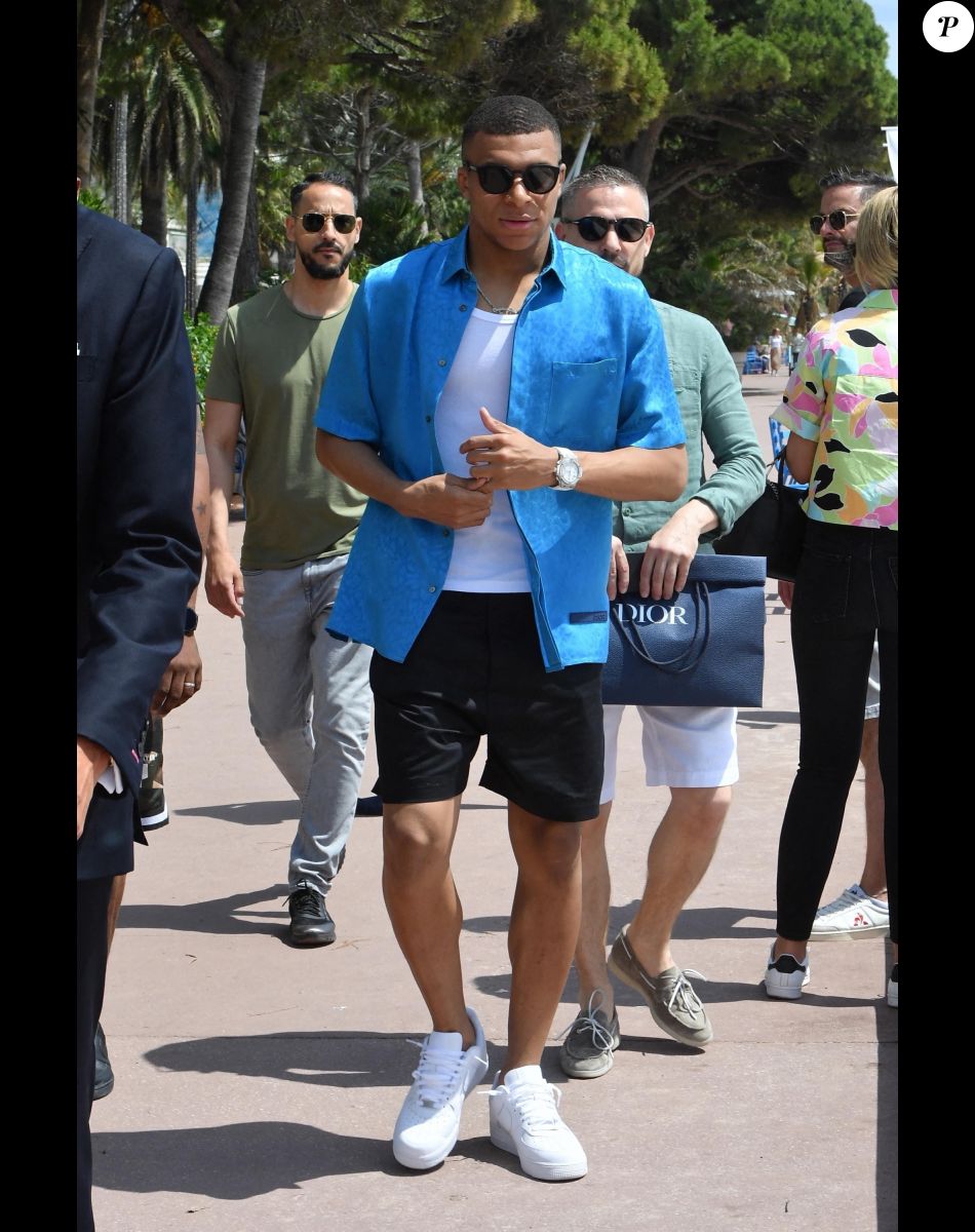 Kylian Mbappé se promène sur la croisette lors du 75ème Festival International du Film de Cannes, France, le 25 mai 2022.