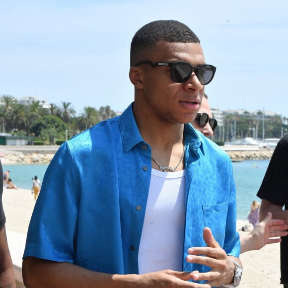 Kylian Mbappé se promène sur la croisette lors du 75ème Festival International du Film de Cannes, France, le 25 mai 2022.