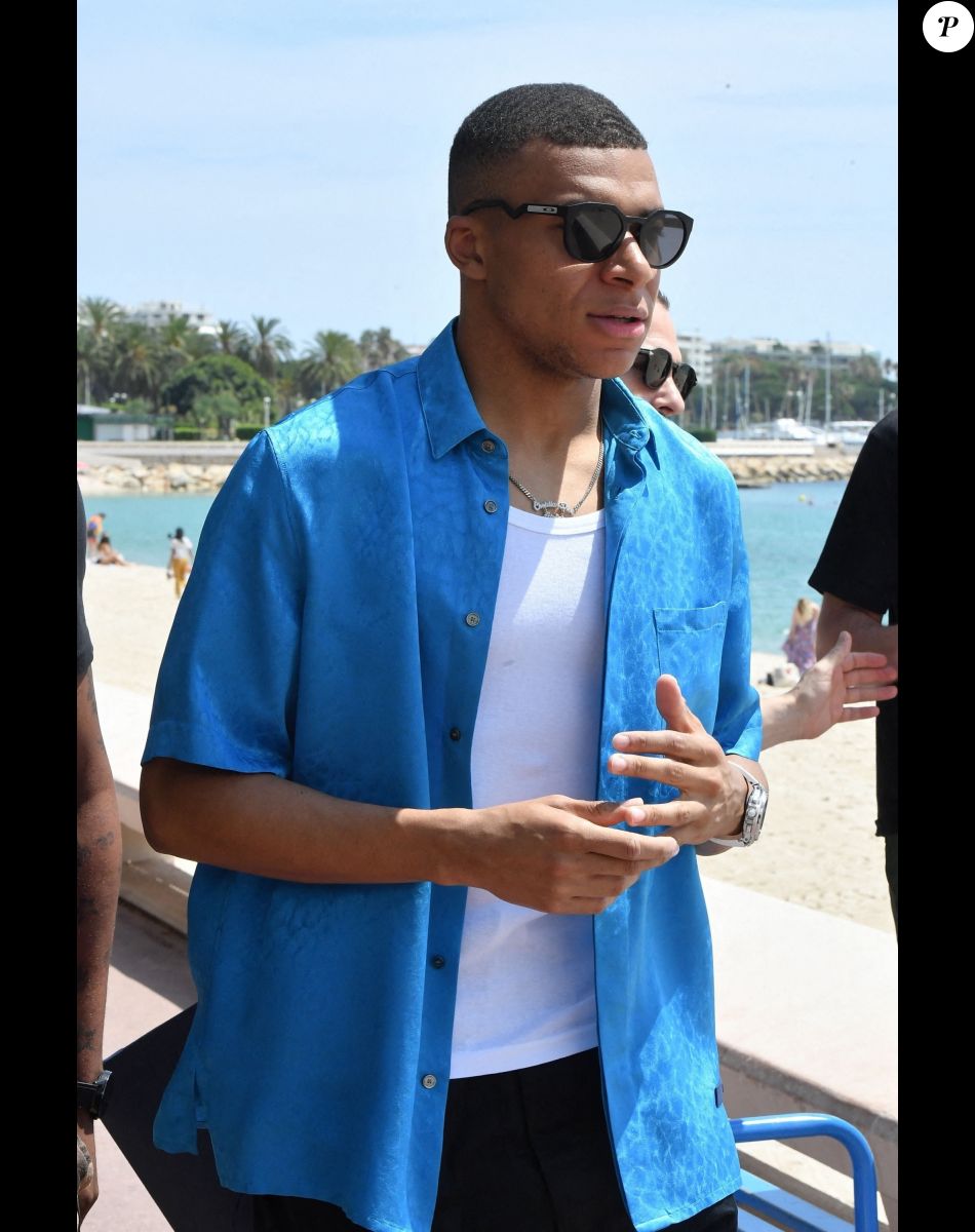 Kylian Mbappé se promène sur la croisette lors du 75ème Festival International du Film de Cannes, France, le 25 mai 2022.