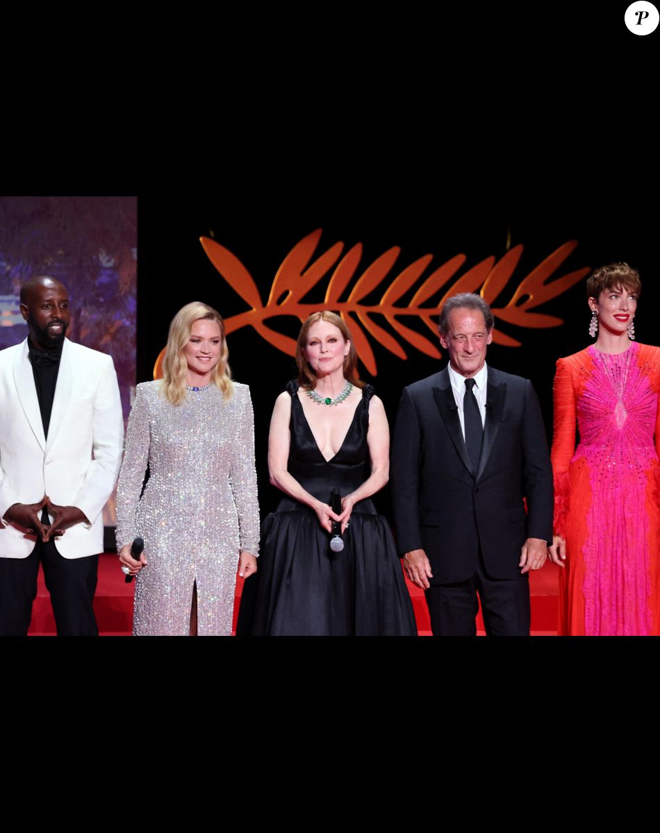 Ladj Ly (habillé en Dior), Virginie Efira (Maîtresse de cérémonie), Julianne Moore, Vincent Lindon (Président du jury), Rebecca Hall - Cérémonie d'ouverture du 75ème Festival International du Film de Cannes. Le 17 mai 2022 © Borde-Jacovides-Moreau / Bestimage