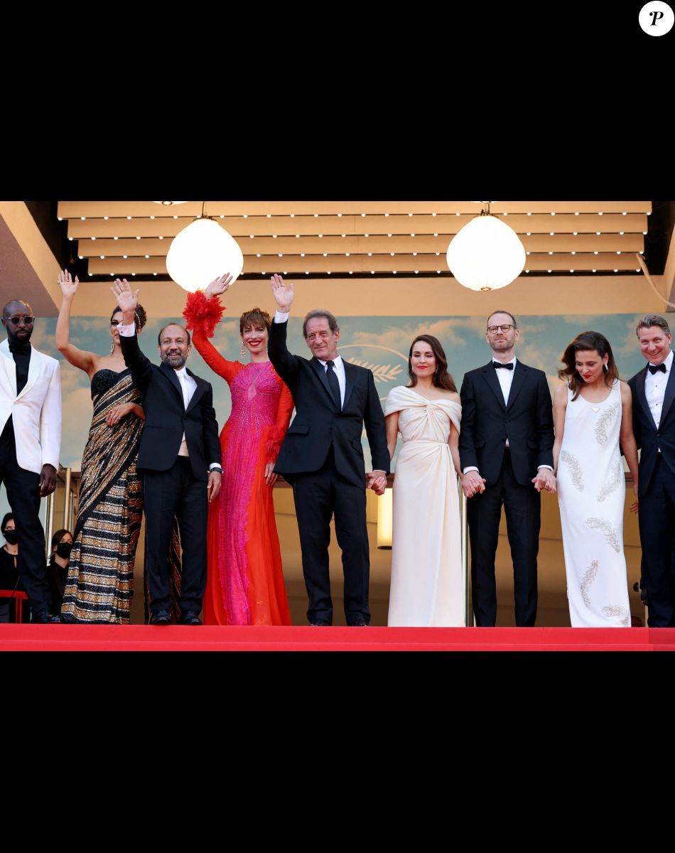Membres du jury : Ladj Ly (habillé en Dior), Deepika Padukone, Asghar Farhadi, Rebecca Hall, Vincent Lindon (Président du jury), Noomi Rapace, Joachim Trier, Jasmine Trinca, Jeff Nichols - Montée des marches du film "Coupez !" pour la cérémonie d'ouverture du 75ème Festival International du Film de Cannes. Le 17 mai 2022 © Dominique Jacovides / Bestimage