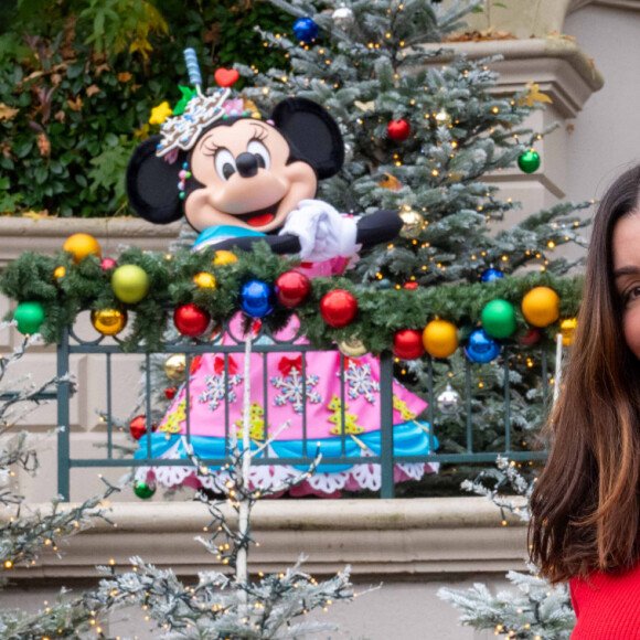 Jenifer Bartoli - Les célébrités fêtent Noël à Disneyland Paris en novembre 2021. La féérie de Noël brille de mille feux à Disneyland Paris ! Pour célébrer l'ouverture de la saison, plusieurs célébrités se sont retrouvées au Parc pour découvrir les festivités les plus magiques d'Europe et rencontrer les Personnages Disney dans leur plus beaux habits de Noël. © Disney via Bestimage