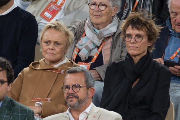 Muriel Robin et sa femme Anne Le Nen - People dans les tribunes lors des Internationaux de France de tennis de Roland Garros à Paris, France, le 25 mai 2022.