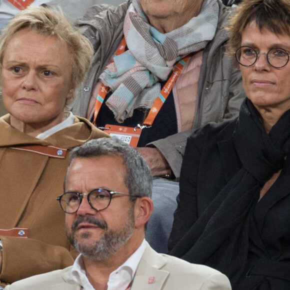 Muriel Robin et sa femme Anne Le Nen - People dans les tribunes lors des Internationaux de France de tennis de Roland Garros à Paris, France, le 25 mai 2022.