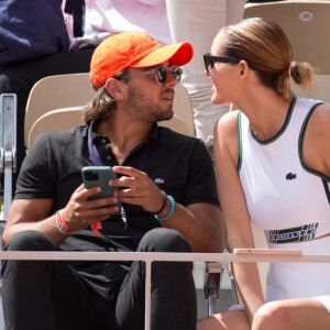 Maëva Coucke (Miss France 2018) et son compagnon François Bonifaci - People dans les tribunes lors des Internationaux de France de tennis de Roland Garros à Paris, France, le 25 mai 2022.