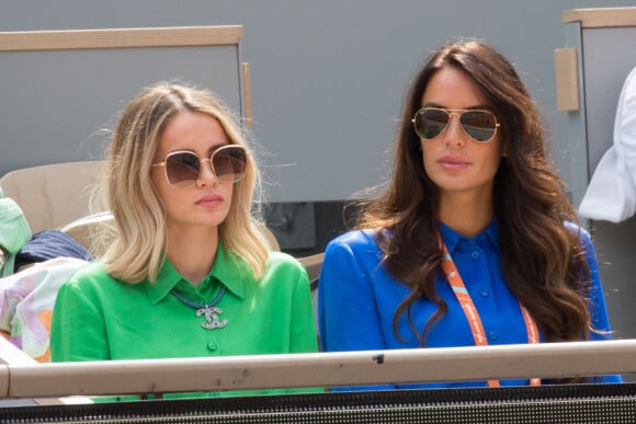 Cassandra Forêt et sa soeur Jade Lagardère - People dans les tribunes lors des Internationaux de France de tennis de Roland Garros à Paris, France, le 25 mai 2022. 