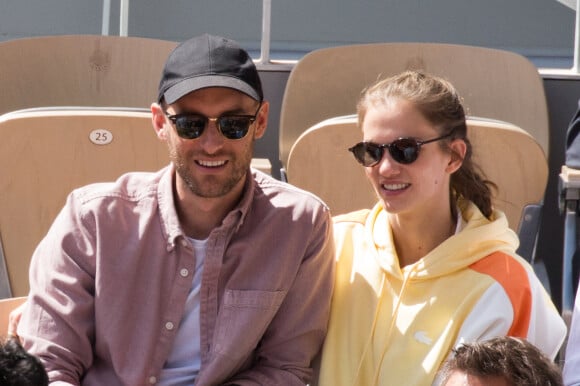Clément Bighelli et sa compagne Margot Bancilhon - People dans les tribunes lors des Internationaux de France de tennis de Roland Garros à Paris, France, le 25 mai 2022. 