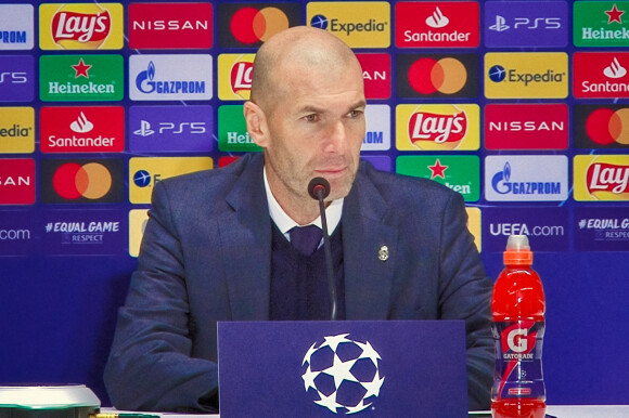 L'entraîneur-chef du Real Madrid Zinedine Zidane assiste à une conférence de presse de Ligue des Champions, Groupe B, match de football entre Shakhtar Donetsk et le Real Madrid au stade Olimpiyskiy de Kiev. Le 2 décembre 2020. 