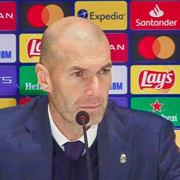 L'entraîneur-chef du Real Madrid Zinedine Zidane assiste à une conférence de presse de Ligue des Champions, Groupe B, match de football entre Shakhtar Donetsk et le Real Madrid au stade Olimpiyskiy de Kiev. Le 2 décembre 2020. 