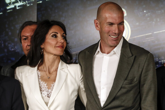 Le nouvel entraîneur du Real Madrid Zinedine Zidane et sa femme Véronique après la conférence de presse au stade Santiago Bernabeu à Madrid, Espagne, le 11 mars 2019. 