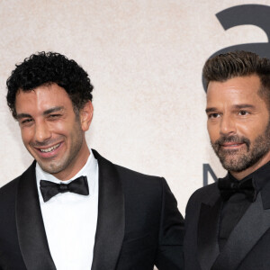 Jwan Yosef et son mari Ricky Martin lors du gala de l'amfAR à l'hôtel du Cap-Eden-Roc en parallèle du Festival de Cannes, le 26 mai 2022 à Antibes