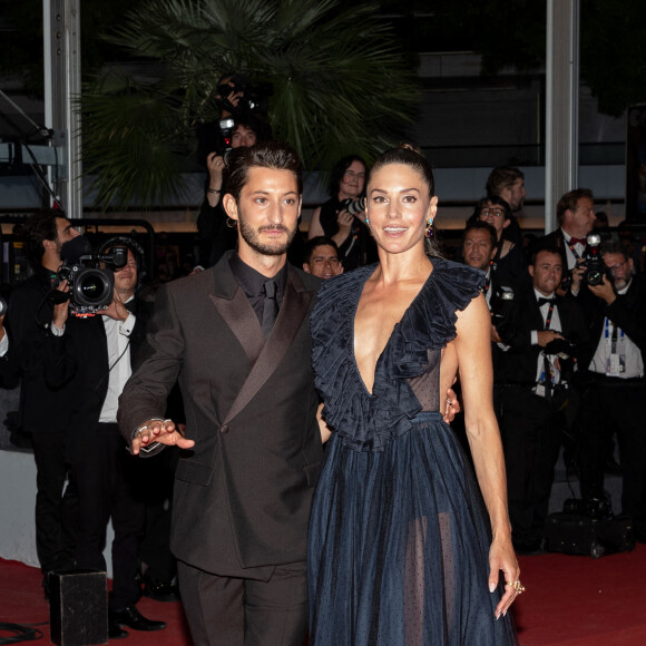 Pierre Niney et sa femme Natasha Andrews - Montée des marches du film " Mascarade " lors du 75ème Festival International du Film de Cannes. Le 27 mai 2022 © Cyril Moreau / Bestimage 