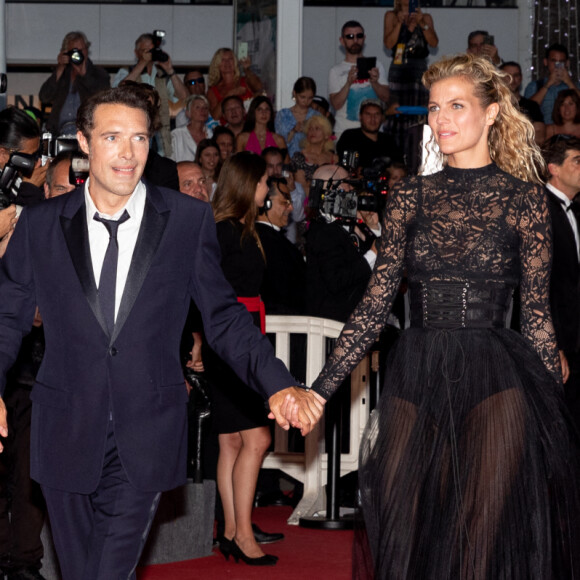 Nicolas Bedos et sa compagne Pauline Desmonts - Montée des marches du film " Mascarade " lors du 75ème Festival International du Film de Cannes. © Cyril Moreau / Bestimage 