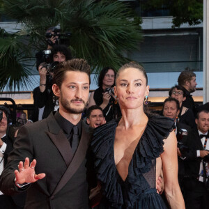 Pierre Niney et sa femme Natasha Andrews - Montée des marches du film " Mascarade " lors du 75ème Festival International du Film de Cannes. Le 27 mai 2022 © Cyril Moreau / Bestimage 