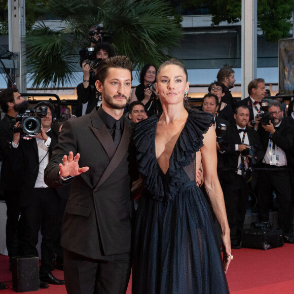 Pierre Niney et sa femme Natasha Andrews - Montée des marches du film " Mascarade " lors du 75ème Festival International du Film de Cannes. Le 27 mai 2022 © Cyril Moreau / Bestimage 