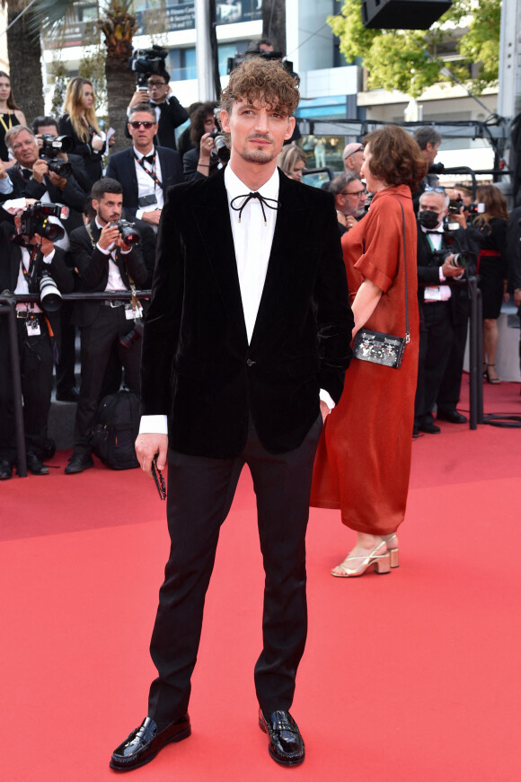 Niels Schneider - Montée des marches pour la cérémonie de clôture du 75ème Festival International du Film de Cannes. Le 28 mai 2022