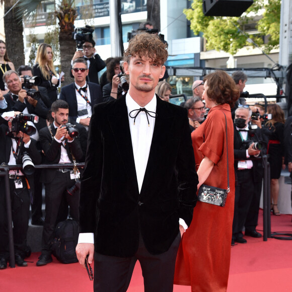 Niels Schneider - Montée des marches pour la cérémonie de clôture du 75ème Festival International du Film de Cannes. Le 28 mai 2022