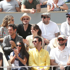 Léa Lando, Jeremy Lorca, Jérémie Elkaïm avec sa fille, Alison Wheeler avec sa mère Ruth Algar, Elodie Fontan, son compagnon Philippe Lacheau, Artus et son père Jean-Pierre en tribune (Jour 7) lors des Internationaux de France de Tennis de Roland Garros 2022 à Paris, France, le 28 mai 2022. © Bertrand Rindoff/Bestimage 