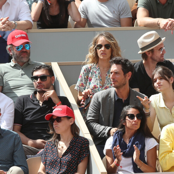 Léa Lando, Jeremy Lorca, Jérémie Elkaïm avec sa fille, Alison Wheeler avec sa mère Ruth Algar, Elodie Fontan, son compagnon Philippe Lacheau, Artus et son père Jean-Pierre en tribune (Jour 7) lors des Internationaux de France de Tennis de Roland Garros 2022 à Paris, France, le 28 mai 2022. © Bertrand Rindoff/Bestimage 