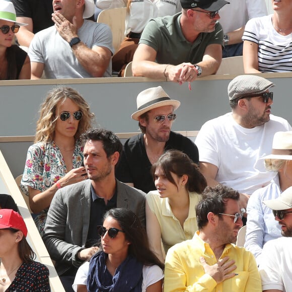 Léa Lando, Jeremy Lorca, Jérémie Elkaïm avec sa fille, Elodie Fontan, son compagnon Philippe Lacheau et Artus en tribune (Jour 7) lors des Internationaux de France de Tennis de Roland Garros 2022 à Paris, France, le 28 mai 2022. © Bertrand Rindoff/Bestimage 