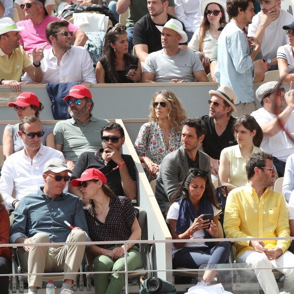 Léa Lando, Jeremy Lorca, Jérémie Elkaïm avec sa fille, Alison Wheeler avec sa mère Ruth Algar, Elodie Fontan, son compagnon Philippe Lacheau, Artus et son père Jean-Pierre regardent le joueur croate Marin Cilic jouer son match en tribune (Jour 7) lors des Internationaux de France de Tennis de Roland Garros 2022 à Paris, France, le 28 mai 2022. © Bertrand Rindoff/Bestimage 