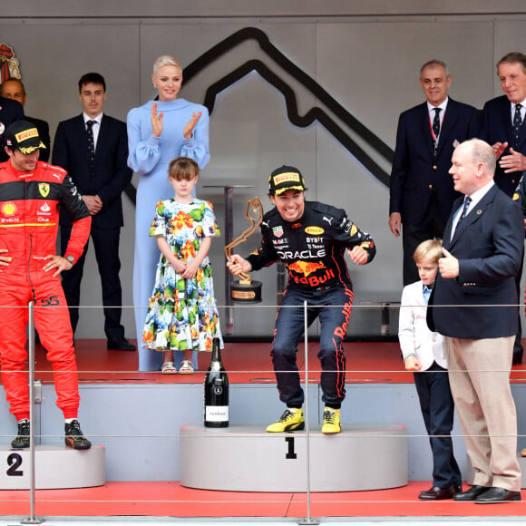 Carlos Sainz Jr, Sergio Perez, Max Verstappen, Andrea Casiraghi, Louis Ducruet, la princesse Charlene de Monaco, la princesse Gabriella de Monaco, comtesse de Carladès, le prince Albert II de Monaco et le prince Jacques de Monaco, marquis des Baux lors du Grand Prix de Monaco 2022 de F1, à Monaco, le 29 mai 2022. © Bruno Bebert/Bestimage