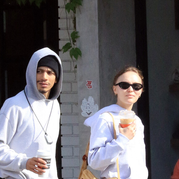 Lily Rose Depp et son compagnon Yassine Stein sont allés prendre un café à emporter dans les rues de Los Angeles. Le 1er avril 2022.