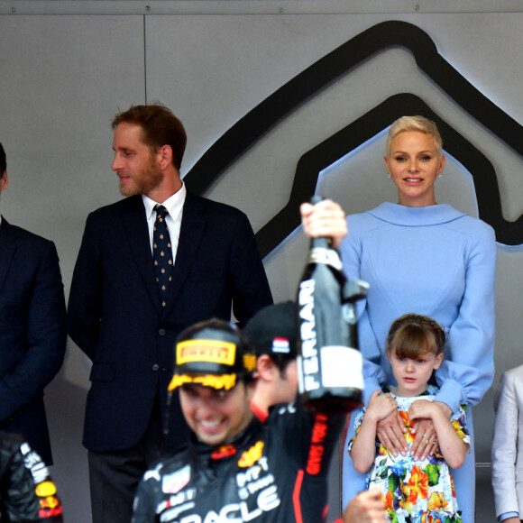 Sergio Perez, Max Verstappen, Andrea Casiraghi, Louis Ducruet, la princesse Charlene de Monaco, la princesse Gabriella de Monaco, comtesse de Carladès, le prince Albert II de Monaco et le prince Jacques de Monaco, marquis des Baux lors du Grand Prix de Monaco 2022 de F1, à Monaco, le 29 mai 2022. © Bruno Bebert/Bestimage 