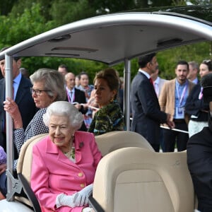 La reine Elisabeth II d'Angleterre assiste en voiturette de golf à l'exposition florale "RHS Chelsea Flower Show" au Royal Hospital à Londres, Royaume Uni, le 23 mai 2022.