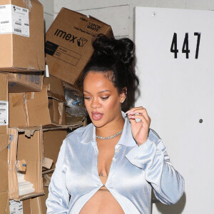 Rihanna enceinte a dîné dans un restaurant à Los Angeles le 8 avril 2022.