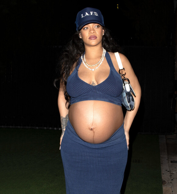 Rihanna enceinte quitte seule le restaurant Nobu à Los Angeles le 6 avril 2022.