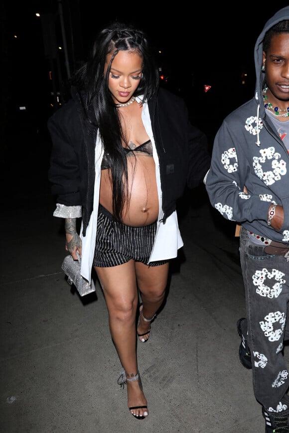 Rihanna enceinte et son compagnon ASAP Rocky arrivent au restaurant Giorgio Baldi pour un dîner de baby shower avec sa famille et ses amis à Santa Monica, Los Angeles