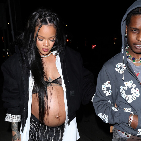 Rihanna enceinte et son compagnon ASAP Rocky arrivent au restaurant Giorgio Baldi pour un dîner de baby shower avec sa famille et ses amis à Santa Monica, Los Angeles