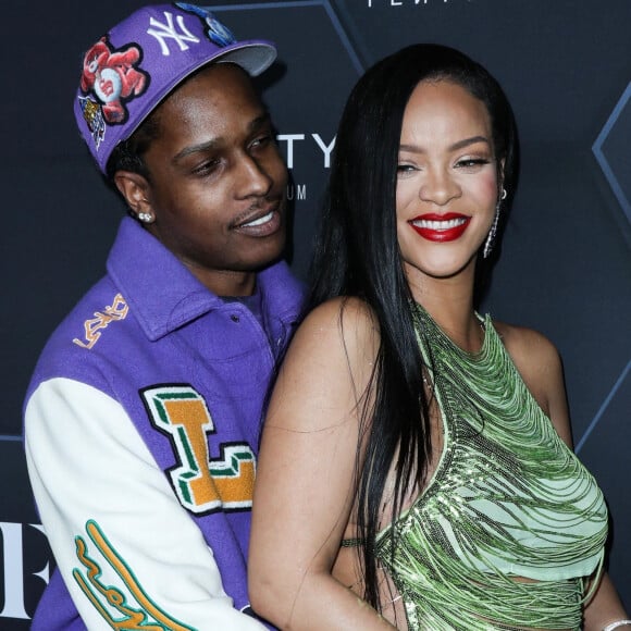 Rihanna (enceinte) et son compagnon ASAP Rocky au photocall "Fenty Beauty et Fenty Skin" à Los Angeles. 