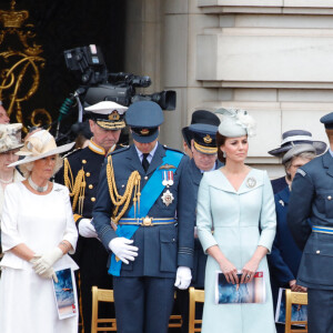 Camilla Parker Bowles, duchesse de Cornouailles, le prince William, duc de Cambridge, Kate Catherine Middleton, duchesse de Cambridge, le prince Harry, duc de Sussex, Meghan Markle, duchesse de Sussex (habillée en Dior Haute Couture par Maria Grazia Chiuri) - La famille royale d'Angleterre lors de la parade aérienne de la RAF pour le centième anniversaire au palais de Buckingham à Londres. Le 10 juillet 2018 