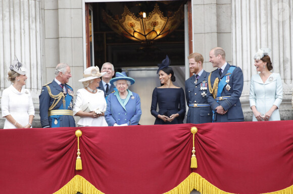 La comtesse Sophie de Wessex, le prince Charles, Camilla Parker Bowles, duchesse de Cornouailles, la reine Elisabeth II d'Angleterre, Meghan Markle, duchesse de Sussex (habillée en Dior Haute Couture par Maria Grazia Chiuri), le prince Harry, duc de Sussex, le prince William, duc de Cambridge, Kate Catherine Middleton, duchesse de Cambridge - La famille royale d'Angleterre lors de la parade aérienne de la RAF pour le centième anniversaire au palais de Buckingham à Londres. Le 10 juillet 2018 