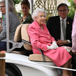La reine Elisabeth II d'Angleterre assiste en voiturette de golf à l'exposition florale "RHS Chelsea Flower Show" au Royal Hospital à Londres, Royaume Uni. 