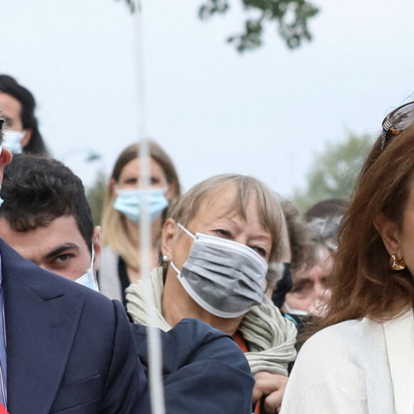 Gilles Legendre, Pierre Joxe et sa femme - La maire de Paris inaugure la promenade Gisèle Halimi sur les bords de Seine, dans le 7ème arrondissement de Paris, France, le 31 août 2021. © Stéphane Lemouton/Bestimage 