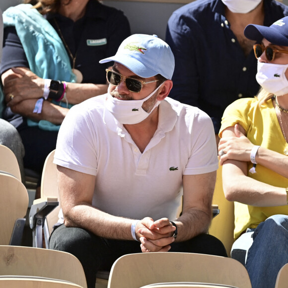 Clovis Cornillac et sa femme Lilou Fogli dans les tribunes des Internationaux de France de Roland Garros à Paris le 11 juin 2021. ©JB Autissier / Panoramic / Bestimage  Celebrity at french open Roland Garros in Paris on june 11th 2021