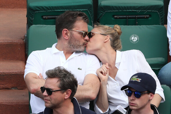 Clovis Cornillac et sa femme Lilou Fogli - People dans les tribunes lors des internationaux de tennis de Roland Garros à Paris le 4 juin 2018 