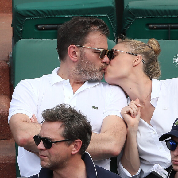 Clovis Cornillac et sa femme Lilou Fogli - People dans les tribunes lors des internationaux de tennis de Roland Garros à Paris le 4 juin 2018 