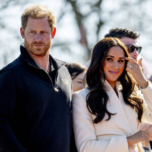 Le prince Harry et Meghan Markle assistent à la finale d'athlétisme, au deuxième jour des Invictus Games 2020 à La Haye, le 17 avril 2022. 