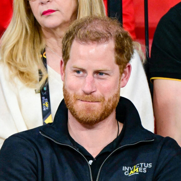 Le prince Harry et Meghan Markle assistent à la finale d'athlétisme, au deuxième jour des Invictus Games 2020 à La Haye, le 17 avril 2022. 