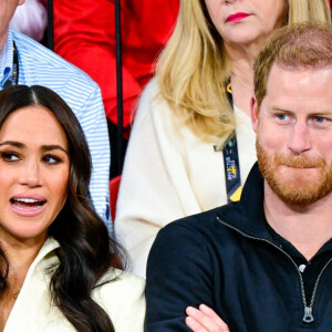 Le prince Harry et Meghan Markle assistent à la finale d'athlétisme, au deuxième jour des Invictus Games 2020 à La Haye, le 17 avril 2022. 