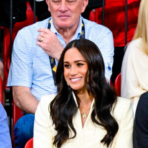 Le prince Harry et Meghan Markle assistent à la finale d'athlétisme, au deuxième jour des Invictus Games 2020 à La Haye, le 17 avril 2022. 