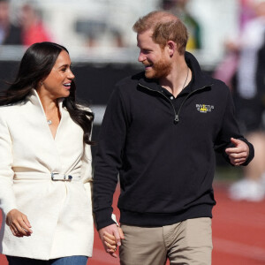 Le prince Harry et Meghan Markle assistent à la finale d'athlétisme, au deuxième jour des Invictus Games 2020 à La Haye, le 17 avril 2022. 