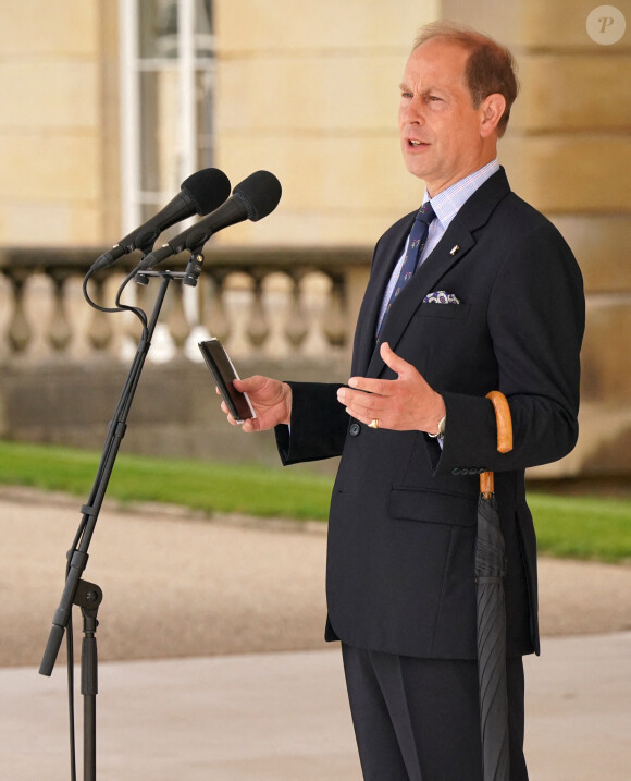 Le prince Edward, comte de Wessex, participe aux "The Duke of Edinburgh Gold Award" dans les jardins de Buckingham Palace à Londres, le 16 mai 2022. 