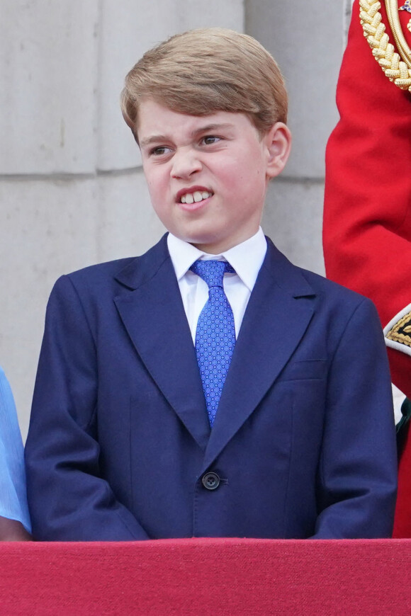 Le prince George de Cambridge - Les membres de la famille royale saluent la foule depuis le balcon du Palais de Buckingham, lors de la parade militaire "Trooping the Colour" dans le cadre de la célébration du jubilé de platine de la reine Elizabeth II. Londres, le 2 juin 2022.